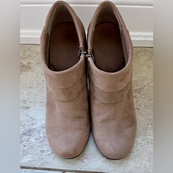 Aerosoles tan ankle booties. EUC size 7.5 - Picture 5 of 7